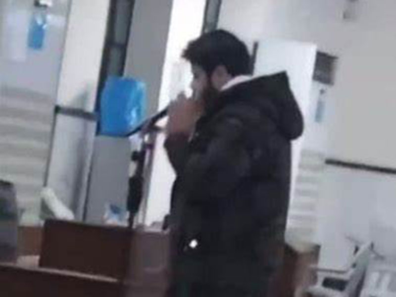 المطرب الأردني المعتزل أدهم النابلسي يؤم المصلين في صلاة العشاء